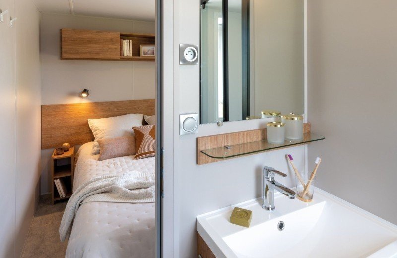 Stacaravan violette badkamer