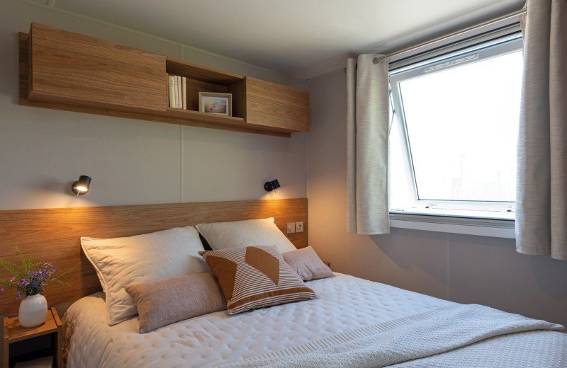 Stacaravan violette slaapkamer 1